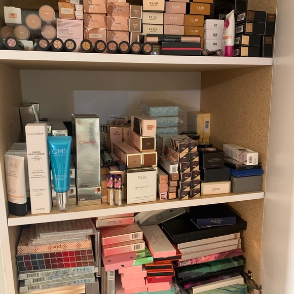 HIGH END COSMETIC MYSTERY BOX - Picture 7 of 8